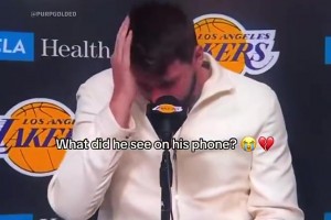 美媒晒东契奇此前发布会看手机动作&表情，这是看到了分手信息？