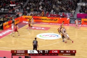 王思雨最后单防面断对手，随后一条龙反击上篮打进，几乎杀死比赛