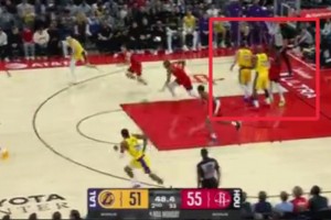 又一幅名画！火箭推快攻，东契奇和詹姆斯都没回防，同时看向裁判